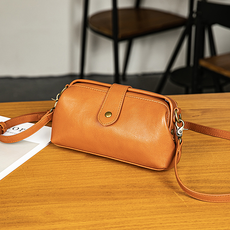PU kožna crossbody torba, oblik školjke, dumpling stil, proljeće 2025