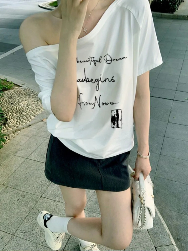Ženski T-shirt s otisom slova tamno plave boje, asimetrično rame, kratki rukav, labav kroj, ljetni top
