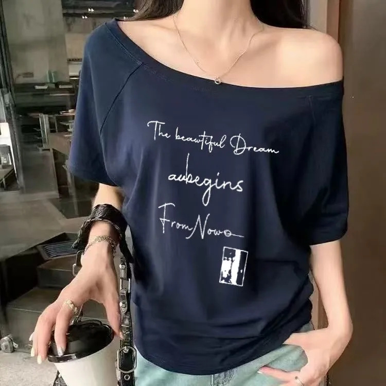 Ženski T-shirt s otisom slova tamno plave boje, asimetrično rame, kratki rukav, labav kroj, ljetni top