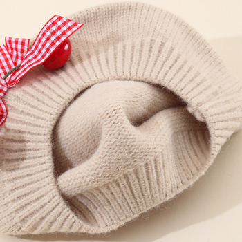 Dječja pletena kapa za jesen-zimu s mašnicom i trešnjinim detaljem, beret stil, jednofarbna