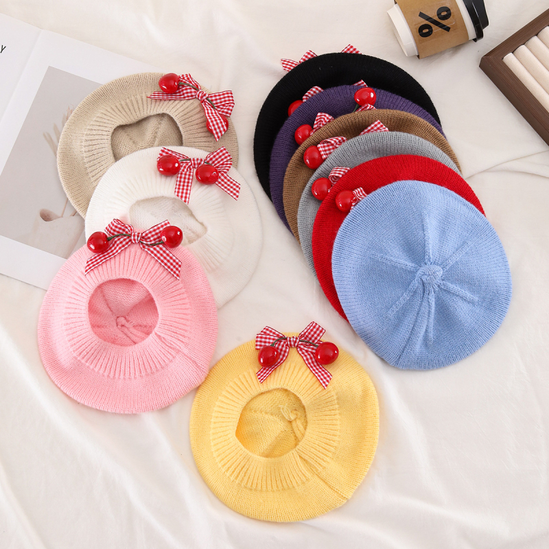 Dječja pletena kapa za jesen-zimu s mašnicom i trešnjinim detaljem, beret stil, jednofarbna