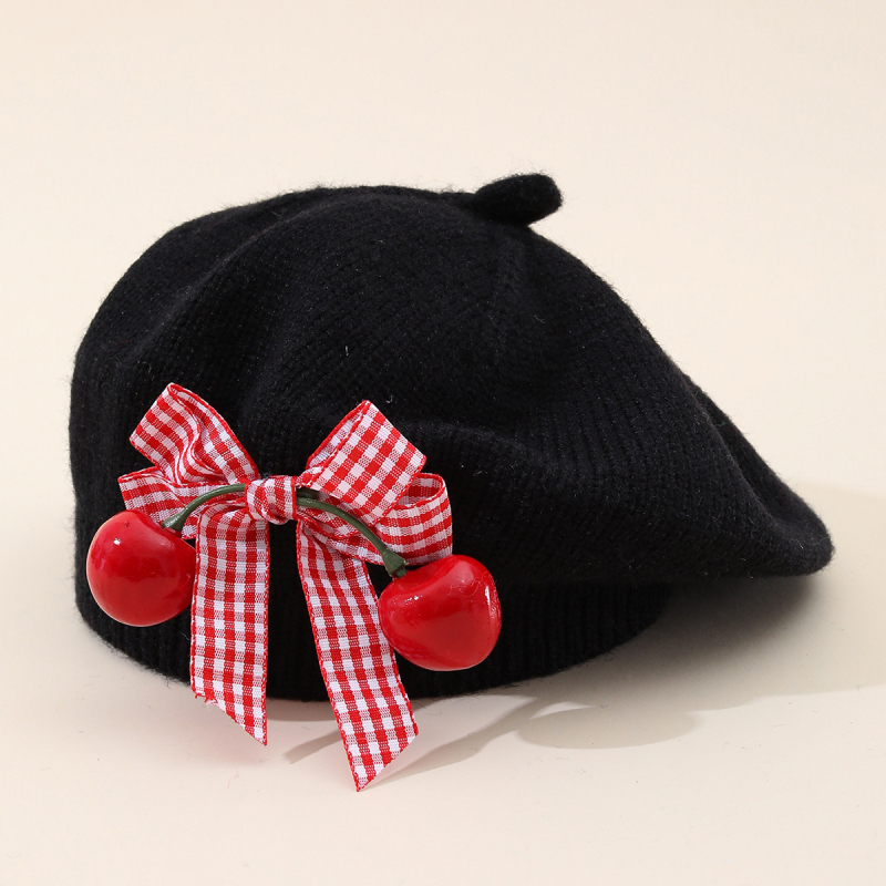 Dječja pletena kapa za jesen-zimu s mašnicom i trešnjinim detaljem, beret stil, jednofarbna