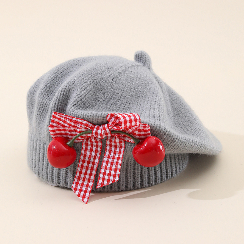 Dječja pletena kapa za jesen-zimu s mašnicom i trešnjinim detaljem, beret stil, jednofarbna