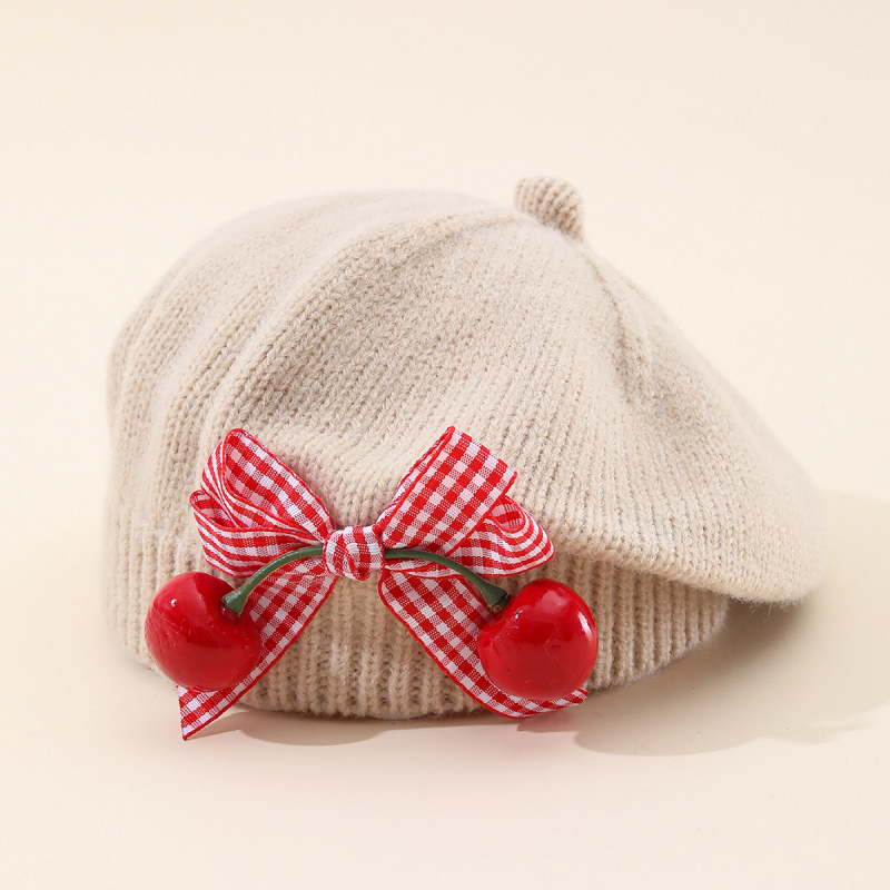Dječja pletena kapa za jesen-zimu s mašnicom i trešnjinim detaljem, beret stil, jednofarbna
