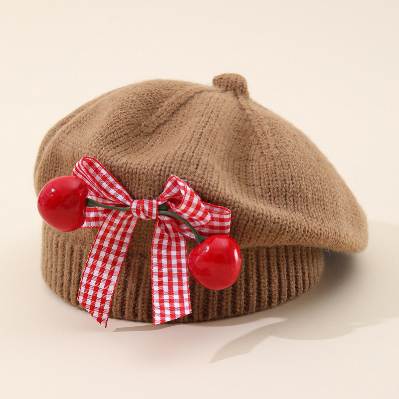 Dječja pletena kapa za jesen-zimu s mašnicom i trešnjinim detaljem, beret stil, jednofarbna