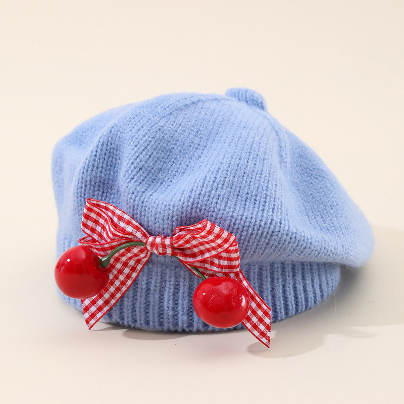 Dječja pletena kapa za jesen-zimu s mašnicom i trešnjinim detaljem, beret stil, jednofarbna