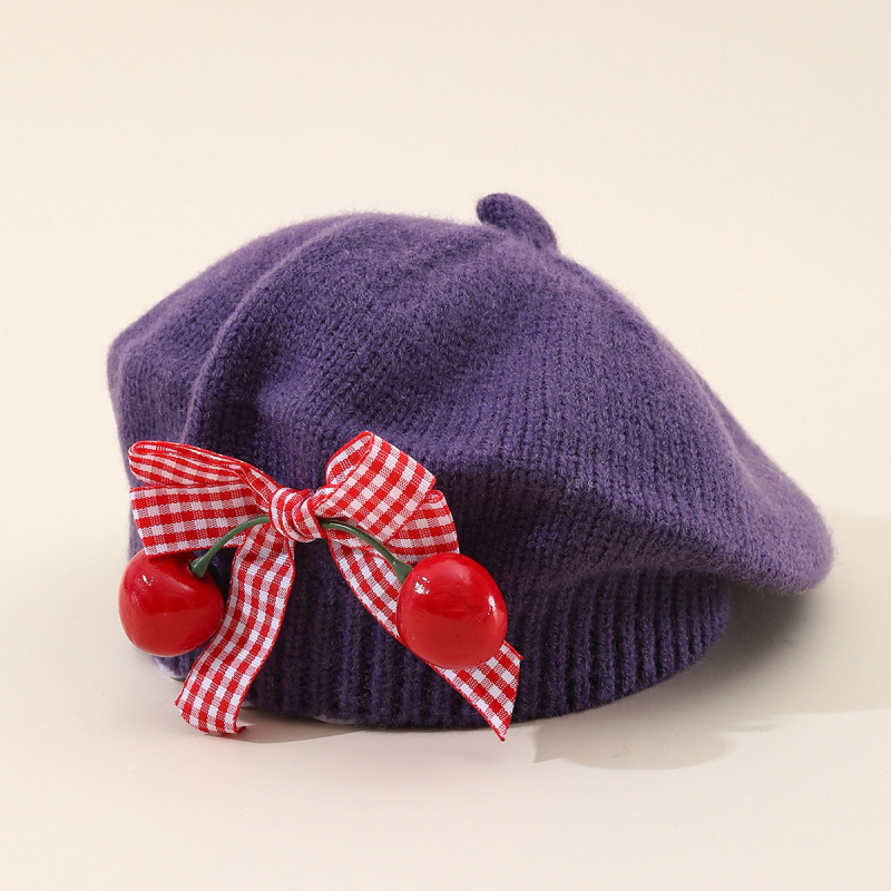 Dječja pletena kapa za jesen-zimu s mašnicom i trešnjinim detaljem, beret stil, jednofarbna