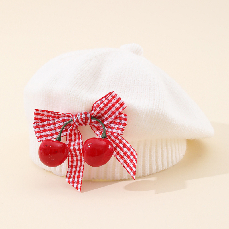 Dječja pletena kapa za jesen-zimu s mašnicom i trešnjinim detaljem, beret stil, jednofarbna