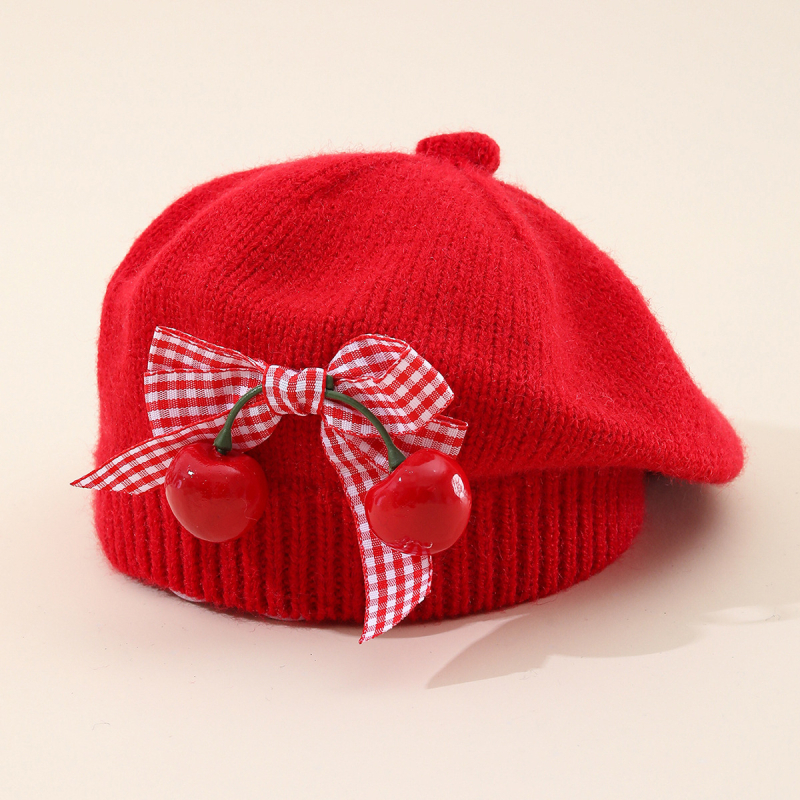 Dječja pletena kapa za jesen-zimu s mašnicom i trešnjinim detaljem, beret stil, jednofarbna