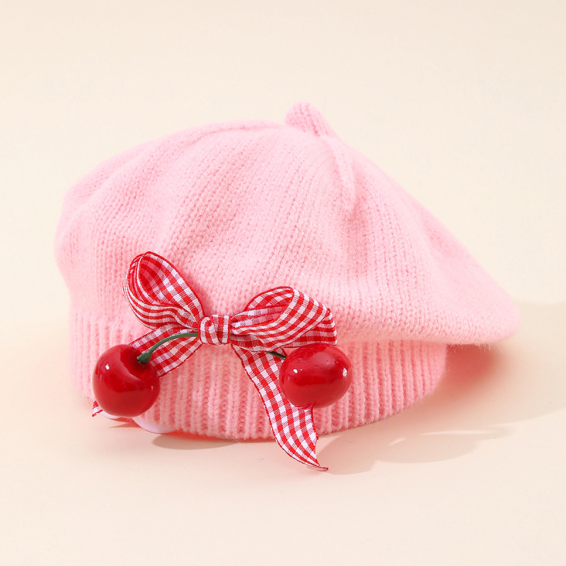 Dječja pletena kapa za jesen-zimu s mašnicom i trešnjinim detaljem, beret stil, jednofarbna