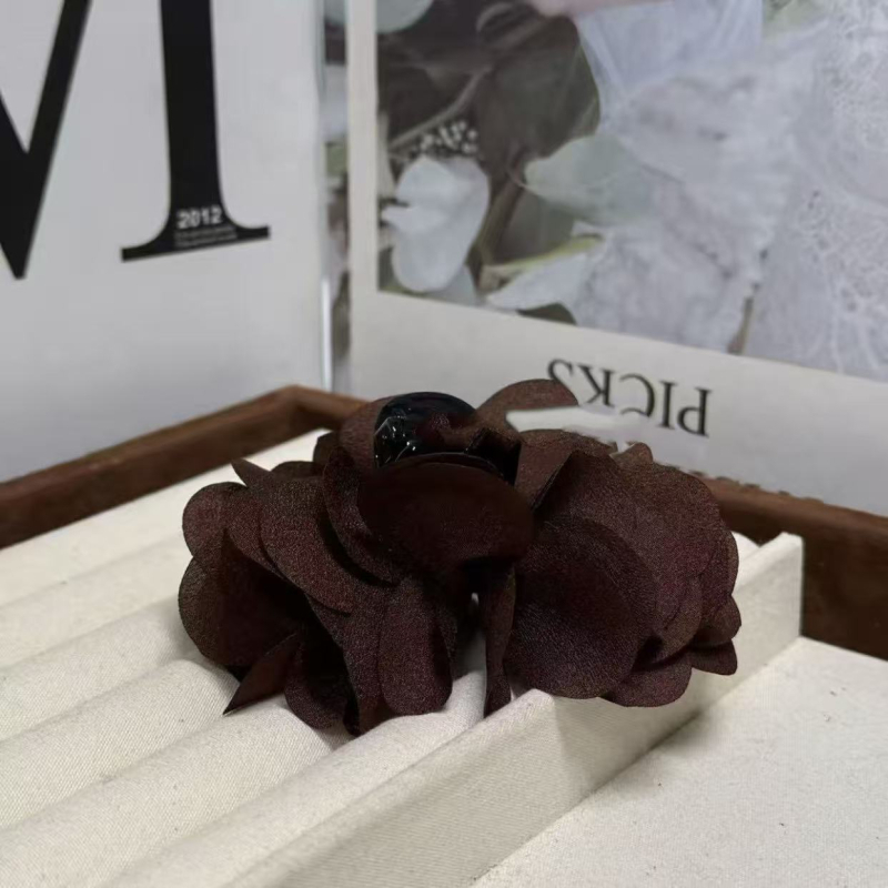 7 cm klip za kosu u obliku lista, crne latice, mali bočni klip