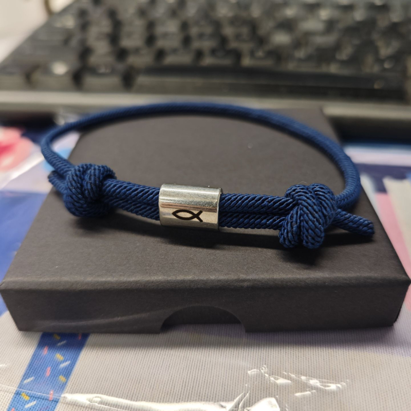 Laserom gravirana paracord narukvica s imenom za žene