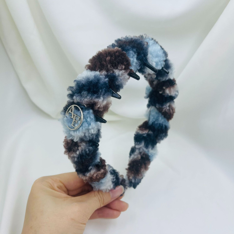 Ženska pliš čelenka za kosu u Fair Isle stilu, s visokim dizajnom koji vizualno produžuje lice, za svakodnevnu upotrebu