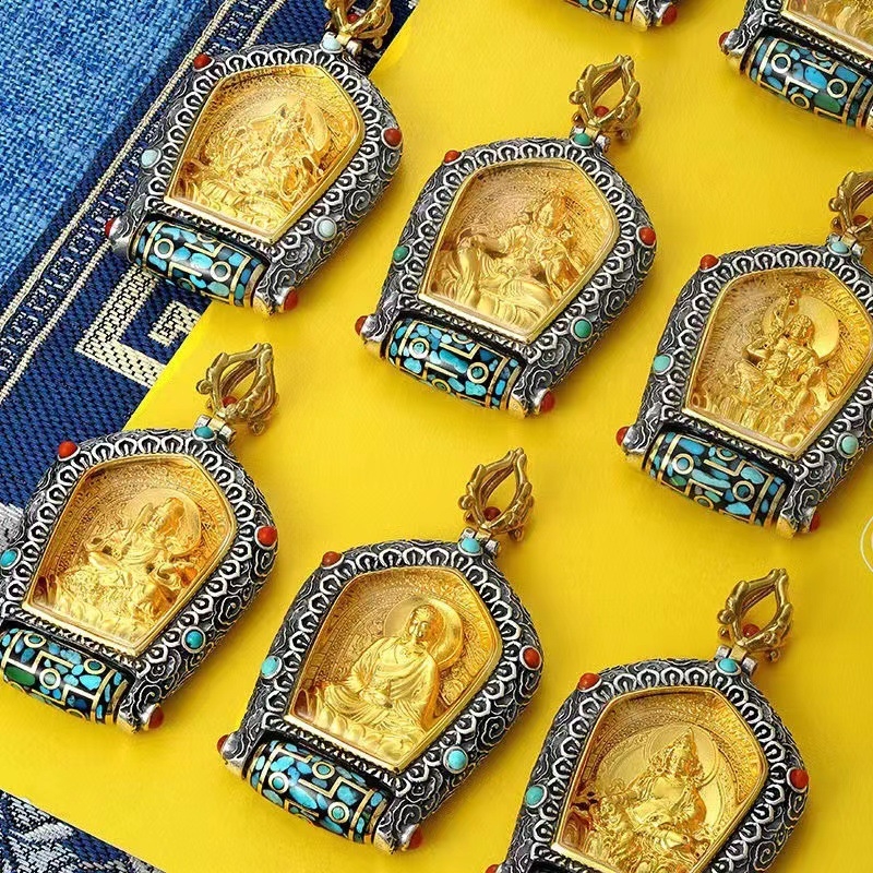 Dzi privjesak s Avalokiteshvara s tisucu ruku i Žutim bogom bogatstva, tibetanski thangka lančić