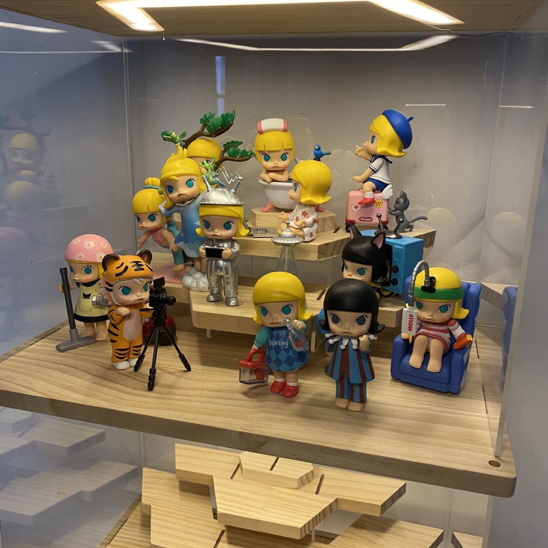 Prozirni akrilni izložbeni ormarić za kolekcionarske figurice i blind-box kutije, pogodan za LEGO-stil figure i Bubble Mart zbirke.