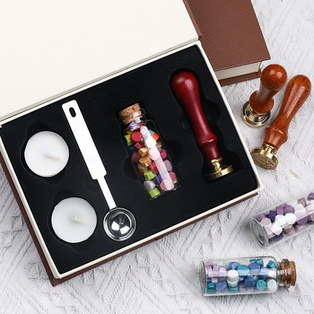 Set de ștampile pentru ceară, cu capete de ștampilă, mânere, lingurițe și unelte pentru ceară — cutie cadou