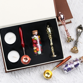 Set de ștampile pentru ceară, cu capete de ștampilă, mânere, lingurițe și unelte pentru ceară — cutie cadou