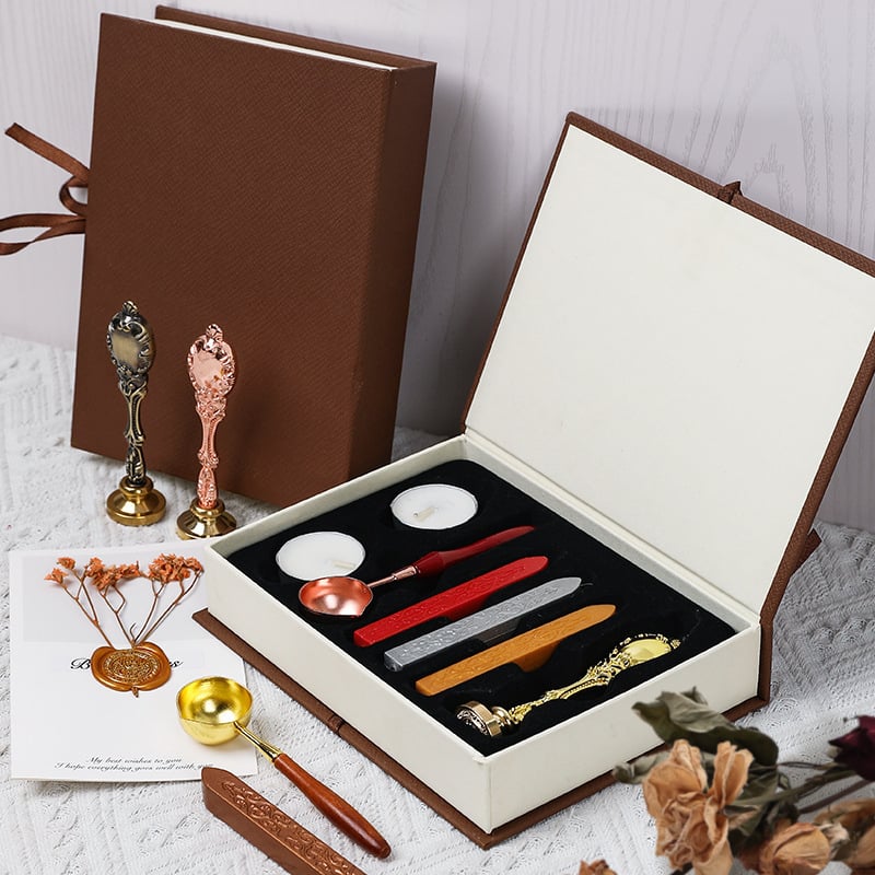 Set de ștampile pentru ceară, cu capete de ștampilă, mânere, lingurițe și unelte pentru ceară — cutie cadou