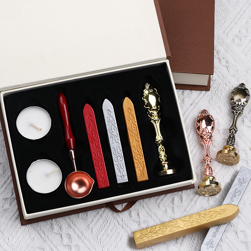 Set de ștampile pentru ceară, cu capete de ștampilă, mânere, lingurițe și unelte pentru ceară — cutie cadou