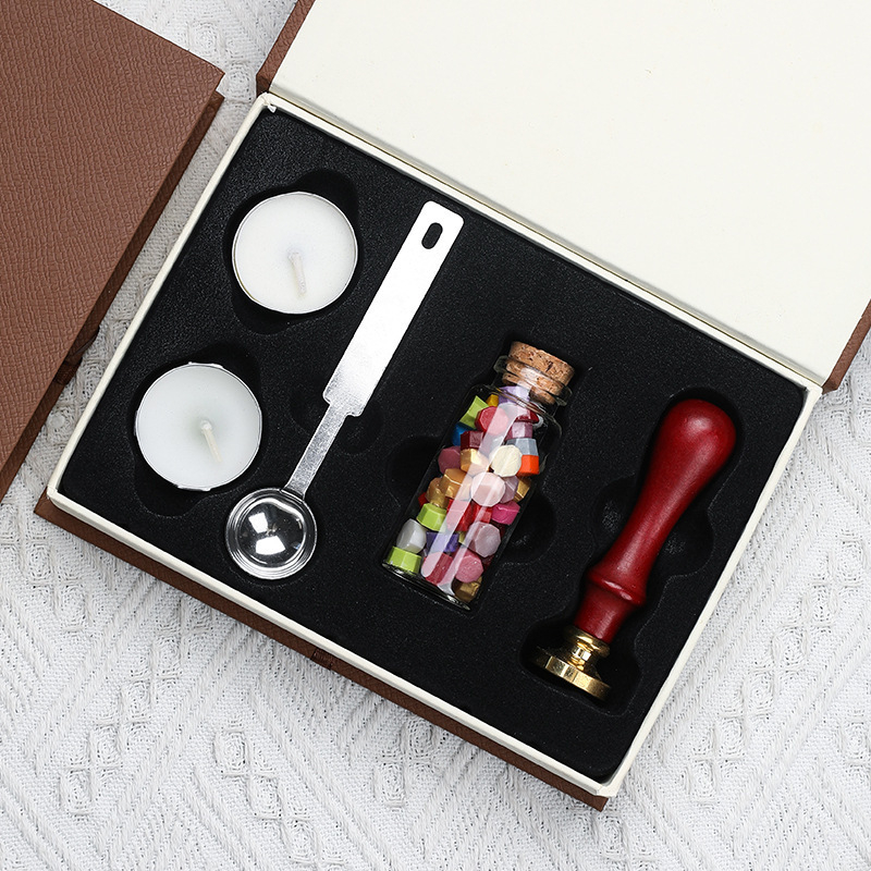 Set de ștampile pentru ceară, cu capete de ștampilă, mânere, lingurițe și unelte pentru ceară — cutie cadou