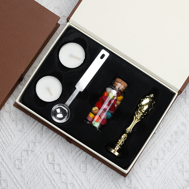 Set de ștampile pentru ceară, cu capete de ștampilă, mânere, lingurițe și unelte pentru ceară — cutie cadou