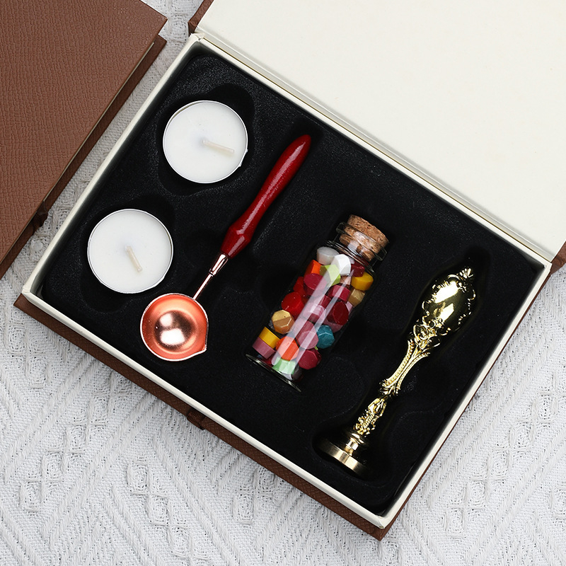 Set de ștampile pentru ceară, cu capete de ștampilă, mânere, lingurițe și unelte pentru ceară — cutie cadou