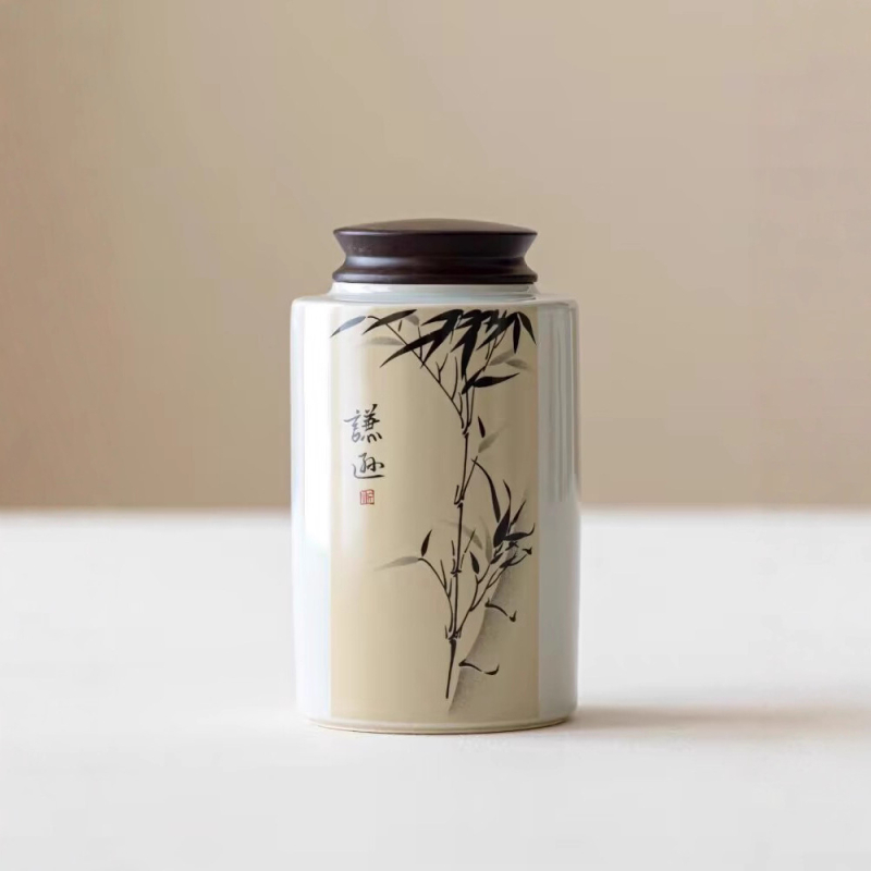 Keramička prijenosna mini posuda za čaj s poklopcem od ebenovine i motivima šljive, orhideje, bambusa i krizanteme; kompaktno skladištenje čaja u darovnoj kutiji.