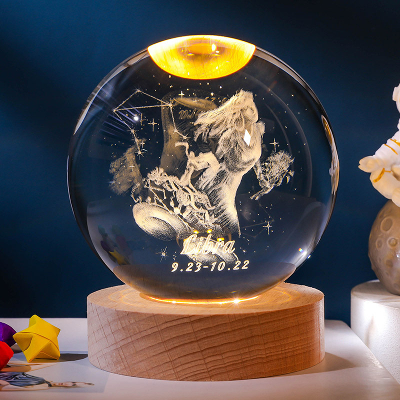 Svetleća kristalna kugla s 12 zviježđima zodijaka, unutarnja gravura Vage, drvena podloga, kreativni mali ukras