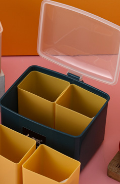 Plastična kutija za začine s četiri odjeljka, žličicom i poklopcem