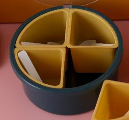 Plastična kutija za začine s četiri odjeljka, žličicom i poklopcem