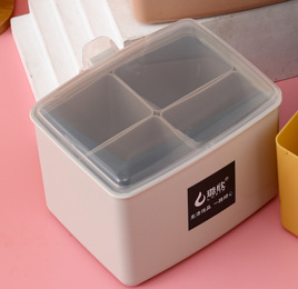 Plastična kutija za začine s četiri odjeljka, žličicom i poklopcem