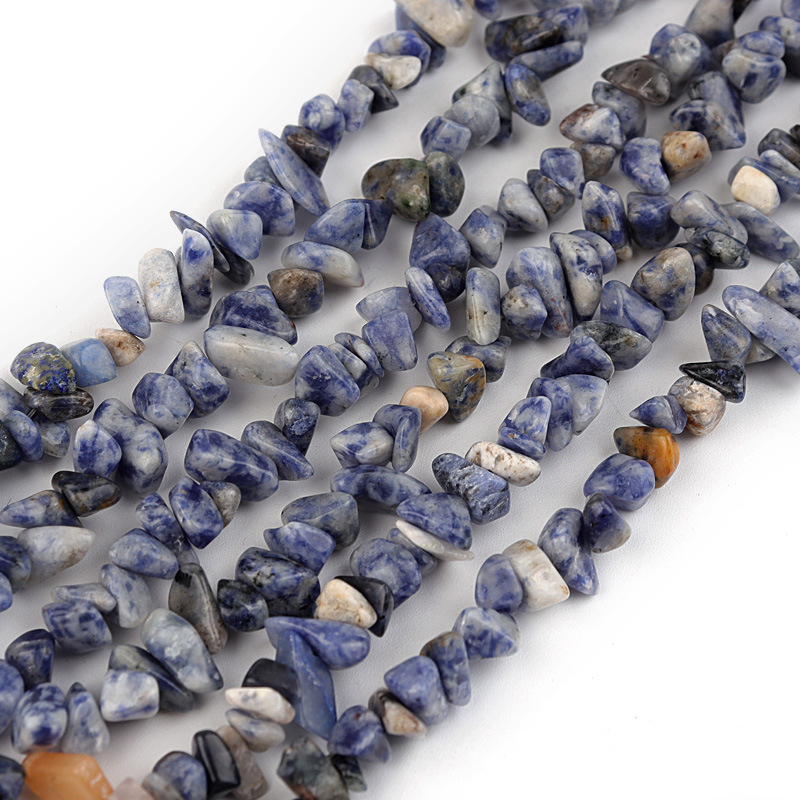 Nepravilne prirodne kamenčići 5–8 mm, s perforiranim kristalnim zrncima, za DIY poluproizvode