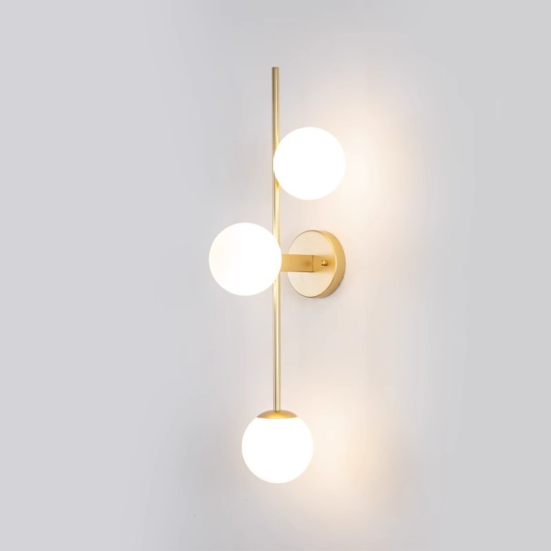 Skandinavska zidna lampa s dugim troglavim LED trakom, minimalistički modern dizajn za dnevni boravak ili spavaću sobu