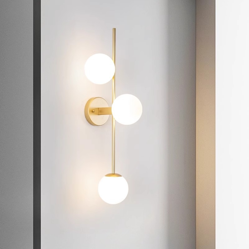 Skandinavska zidna lampa s dugim troglavim LED trakom, minimalistički modern dizajn za dnevni boravak ili spavaću sobu