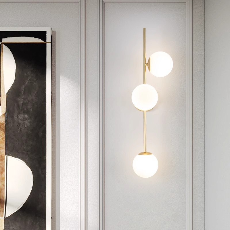 Skandinavska zidna lampa s dugim troglavim LED trakom, minimalistički modern dizajn za dnevni boravak ili spavaću sobu