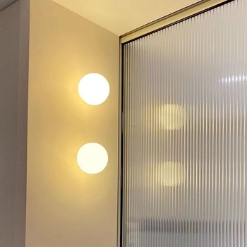 Sferna staklena zidna lampa – minimalistički dizajnerski stil, pogodna za dnevni boravak, spavaću sobu i kupaonicu