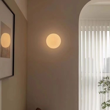Sferna staklena zidna lampa – minimalistički dizajnerski stil, pogodna za dnevni boravak, spavaću sobu i kupaonicu