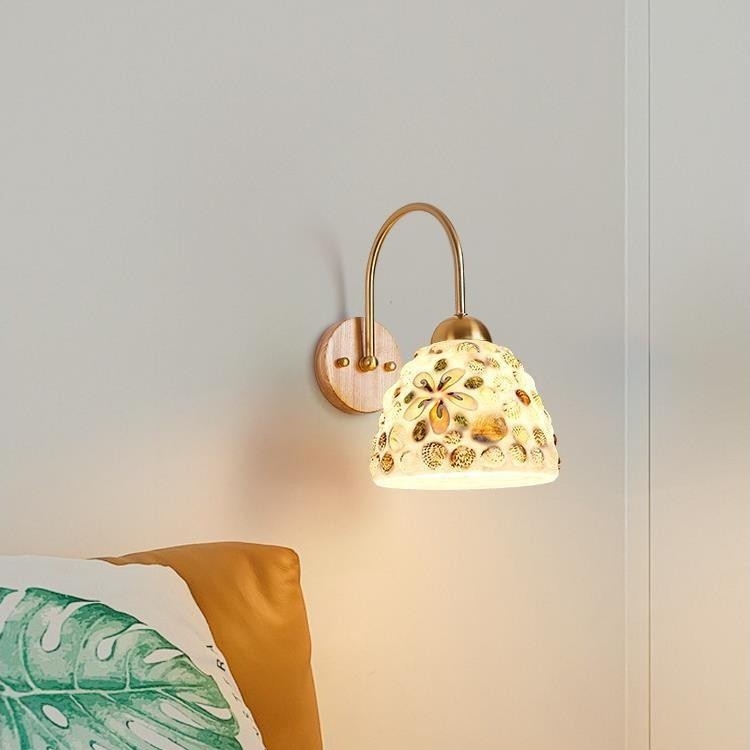 Stona lampa pored kreveta, u francuskom retro stilu, za spavaću sobu i dnevni boravak, nadahnuta japanskim wabi-sabi stilom i motivom školjke