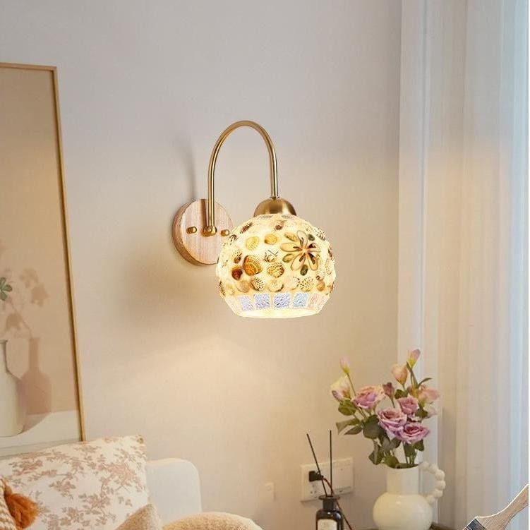 Stona lampa pored kreveta, u francuskom retro stilu, za spavaću sobu i dnevni boravak, nadahnuta japanskim wabi-sabi stilom i motivom školjke