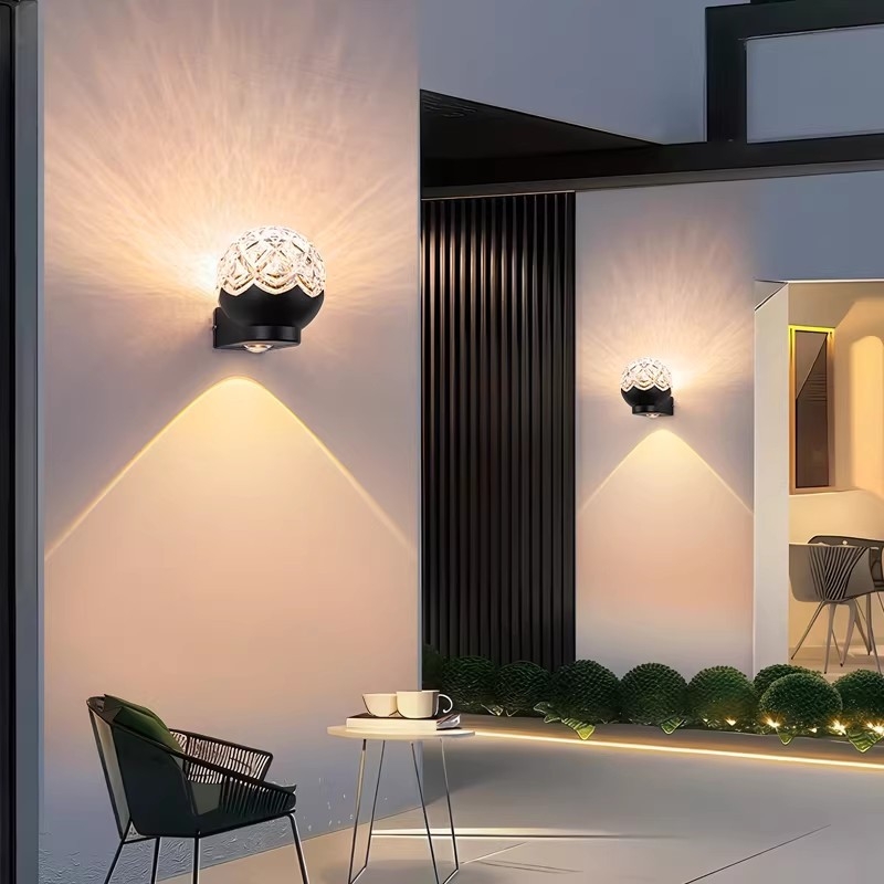 Vanjska zidna svjetiljka za dvorište, solarna, aluminijsko kućište, 18×18×18 cm, IP55, 2 LED čipa, 3000–4000K, 180° snop svjetla, zidna montaža
