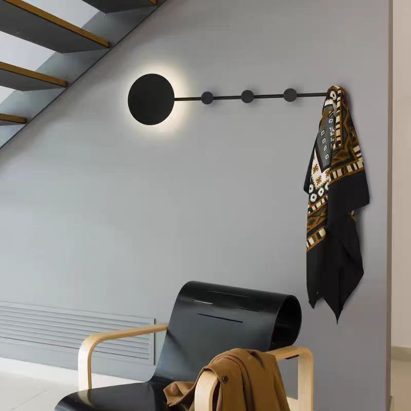 Nordijski minimalistička zidna lampa s kukom za kapute i prostorom za pohranu — moderna lampa pored kreveta