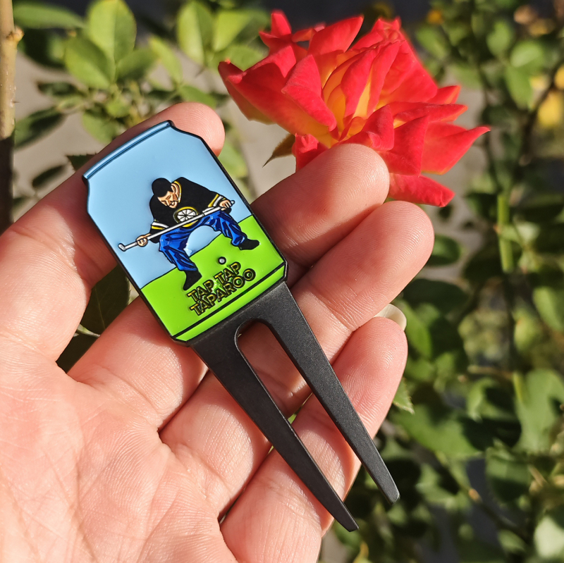 Novi zabavni golf alat za popravak travnjaka Happy Gilmore, dvostrano emajliran