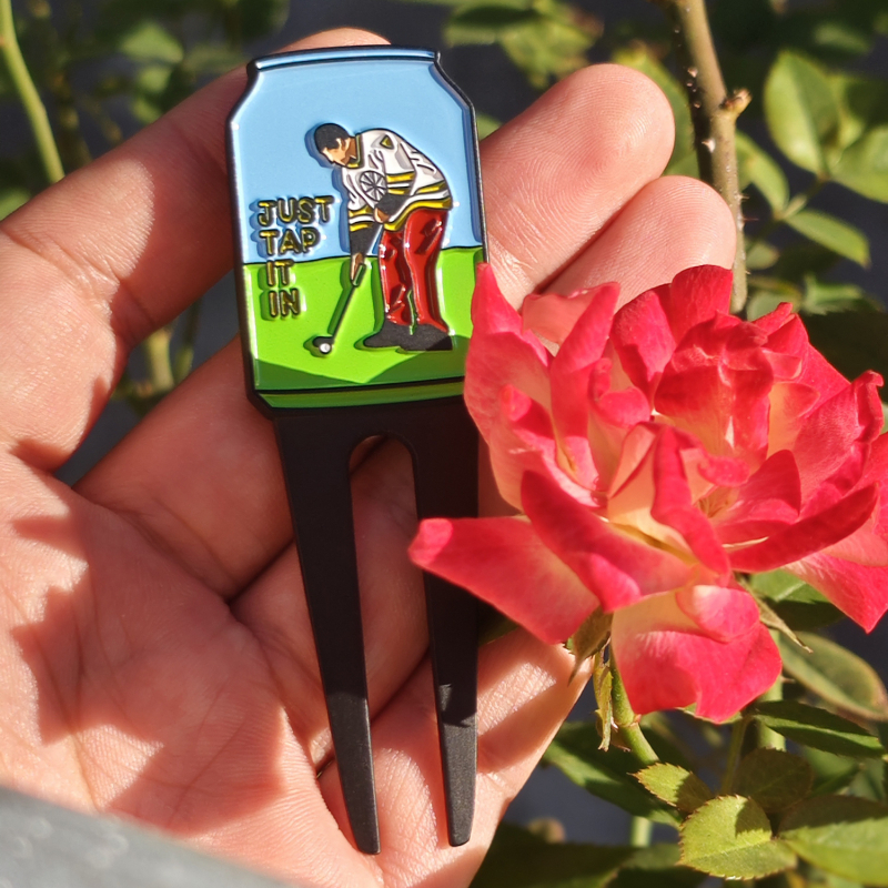 Novi zabavni golf alat za popravak travnjaka Happy Gilmore, dvostrano emajliran