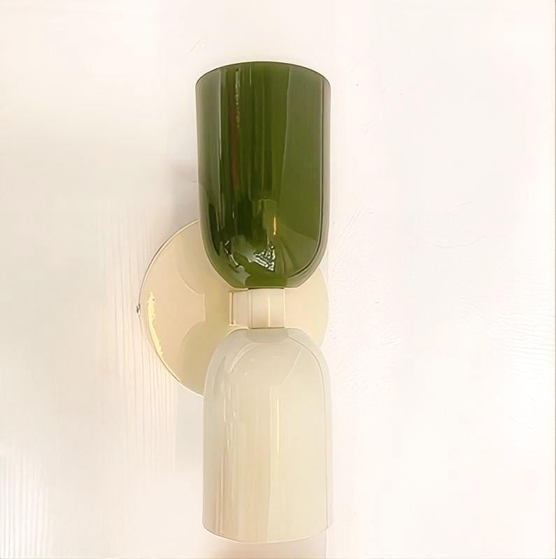 Zidna lampa pored kreveta u skandinavskom stilu kremasto vintage, pogodna za spavaću sobu, hodnik i stepenice.