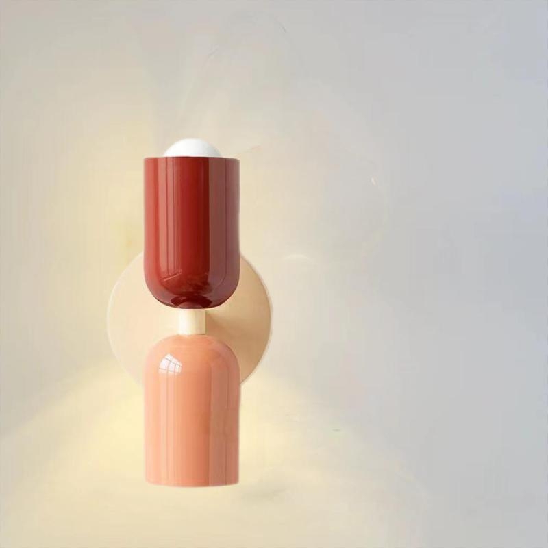 Zidna lampa pored kreveta u skandinavskom stilu kremasto vintage, pogodna za spavaću sobu, hodnik i stepenice.