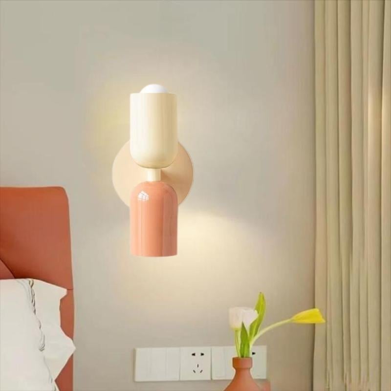 Zidna lampa pored kreveta u skandinavskom stilu kremasto vintage, pogodna za spavaću sobu, hodnik i stepenice.