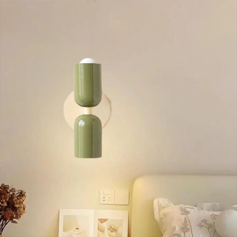 Zidna lampa pored kreveta u skandinavskom stilu kremasto vintage, pogodna za spavaću sobu, hodnik i stepenice.