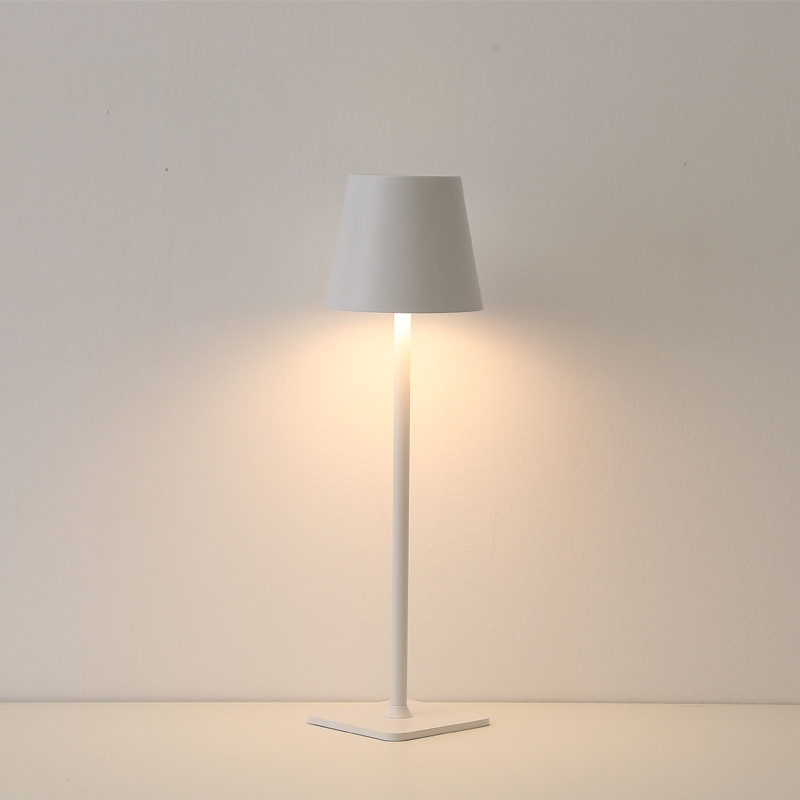 Metalna visoka stolna lampa za dekoraciju restorana i barova, minimalistički stil, ambijentalno osvjetljenje za spavaću sobu, dodirno punjenje