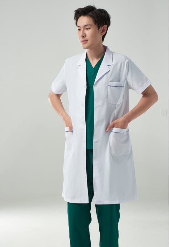 Unisex bijeli laboratorijski kaput za liječnike, medicinske sestre i osoblje u laboratoriju; pamuk-poliester smjesa; dugi ili kratki rukavi; srednja duljina.