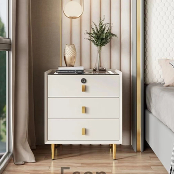 Nočný stolík z masívneho dreva so lampou a bezdrôtovým nabíjaním, moderný minimalistický dizajn pre spálňu, úložný kabinet.